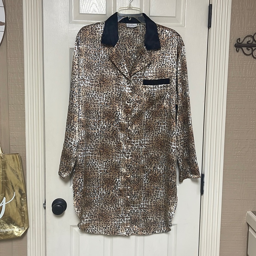 Kathryn night gown. Tag has been removed. It’s a medium.
